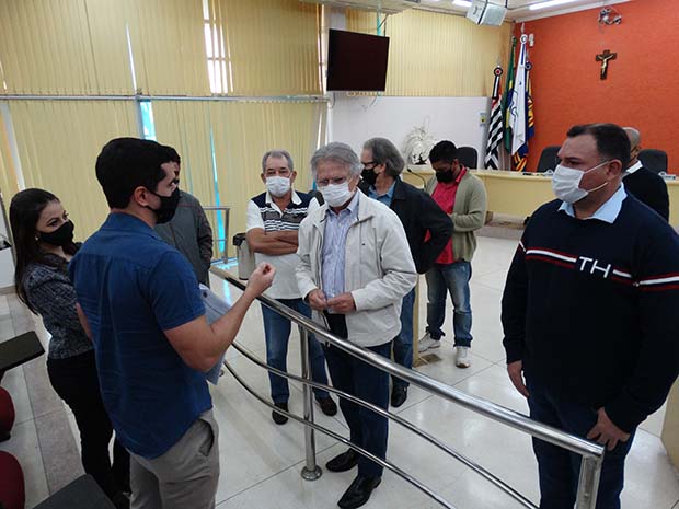 Deputado Macris, ao lado do presidente Zé Roberto e vereador Silas conversandocom funcionários da prefeitura. (Imagem: Denílson Lopes de Andrade)